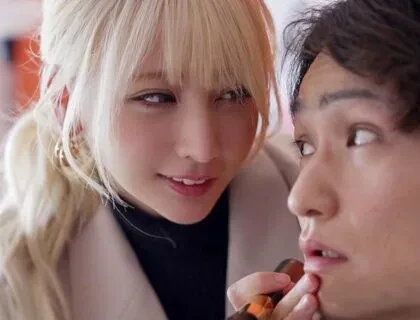 Nữ chuyên viên trang điểm quyến rũ với chiếc lưỡi dài